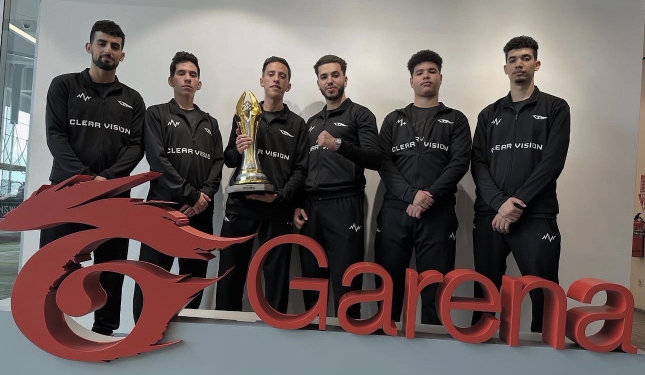 Clear Vision team with Garena championship trophy
